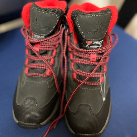 NWT Ozark Trail winter hiking boots with durable grip - Picture 4 of 5